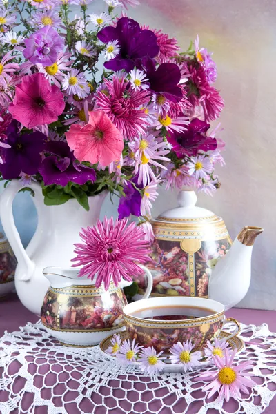 Çiçekler ve çayla dolu sakin bir hayat — Stok fotoğraf