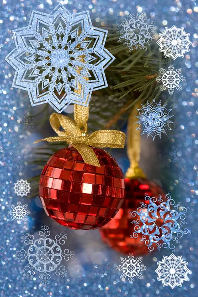 Bolas de espejos rojos de Navidad en la rama de un árbol de Navidad verde —  Fotos de Stock