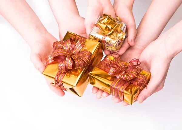 Hände und Geschenke — Stockfoto