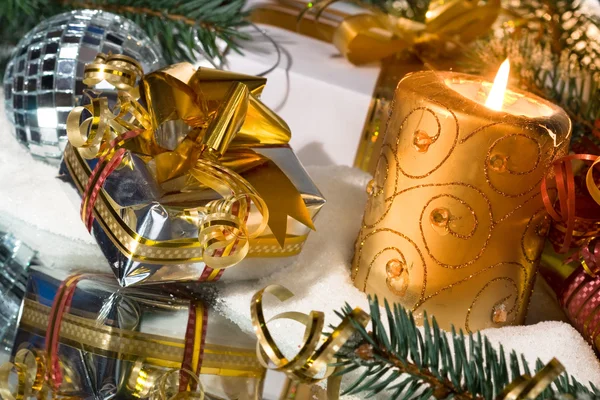 Nový rok dárky a svíčka — Stock fotografie
