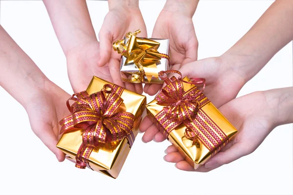 Handen en geschenken — Stockfoto