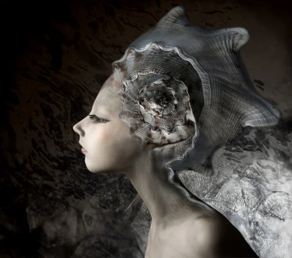Meerjungfrau-Mädchen mit ungewöhnlicher Kopfbedeckung, Hut — Stockfoto