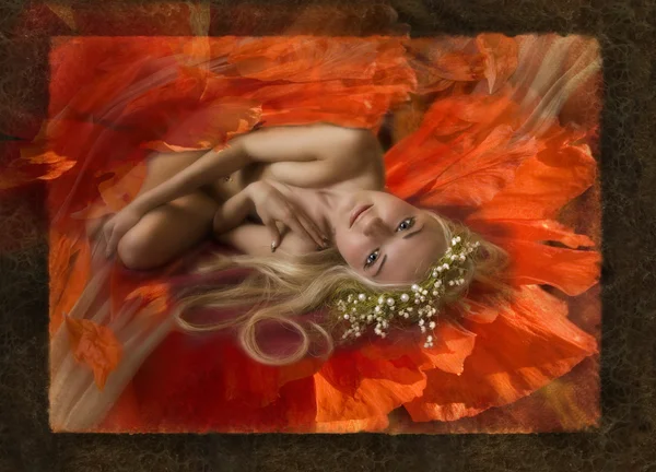 La ragazza dorme in un fiore di un papavero — Foto Stock