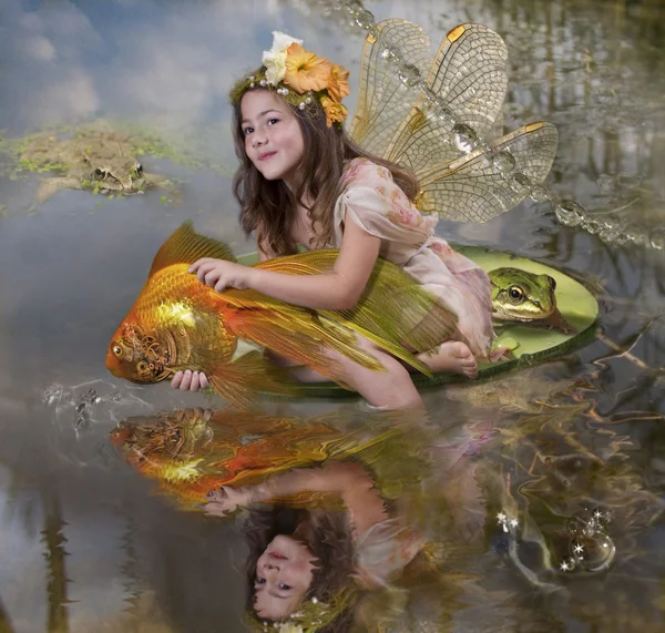 Lány elf és arany hal — Stock Fotó