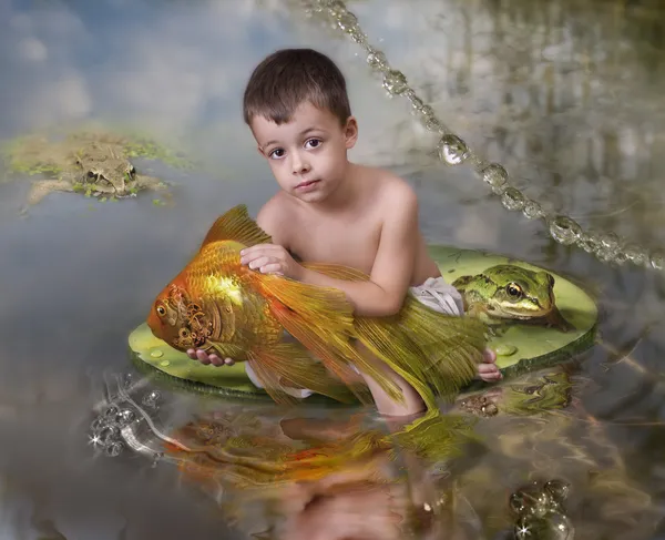 Chlapec a zlatá ryba — Stock fotografie