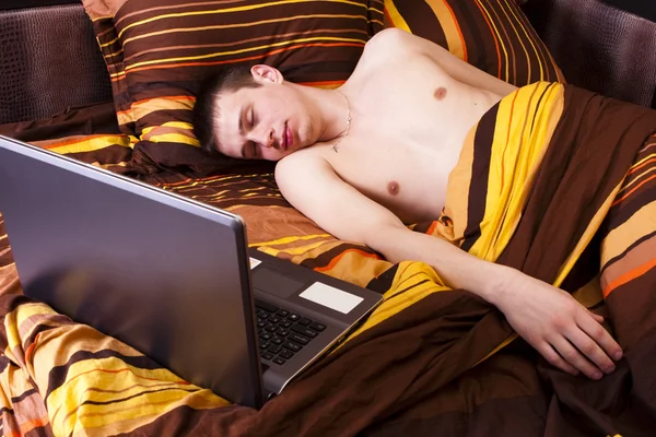 Homme sommeil et ordinateur portable — Photo