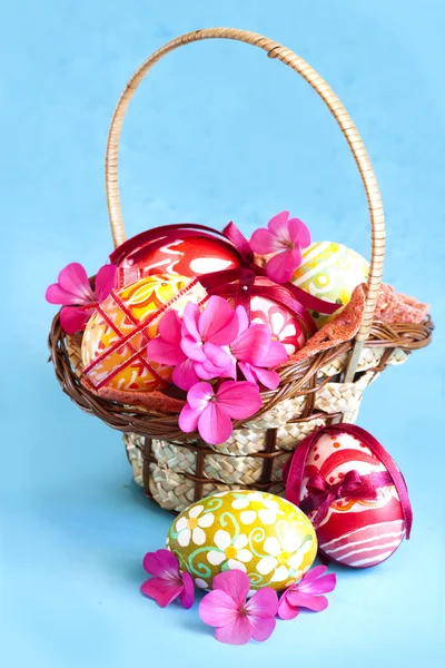 复活节彩蛋和花朵 — 图库照片