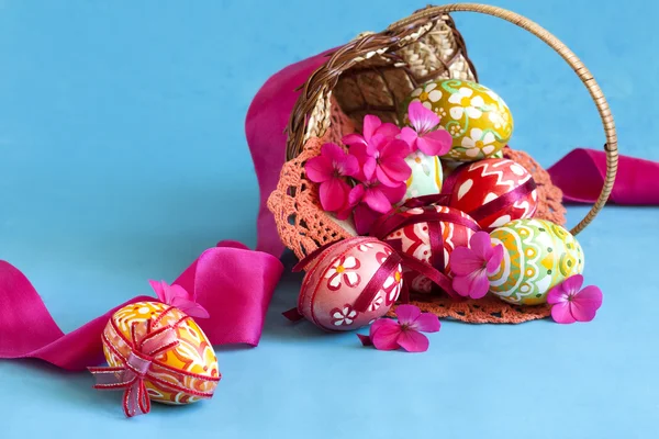 Paskalya yumurtaları ve pembe çiçek — Stok fotoğraf