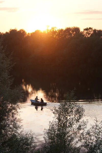 Двое в лодке на реке Лицензионные Стоковые Фото