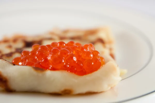 Russian pancake with red caviar — Stock Photo, Image