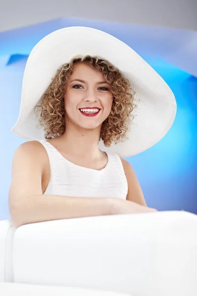 Mujer sexy con sombrero blanco — Foto de Stock