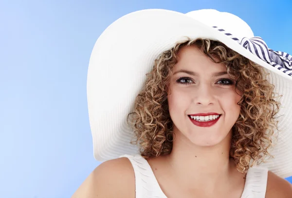 Mulher sexy usando chapéu branco — Fotografia de Stock
