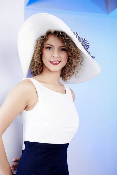 セクシーな女性の身に着けている白い帽子 — ストック写真