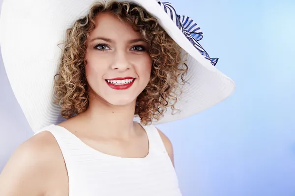 Sexy žena nosí bílý klobouk — Stock fotografie