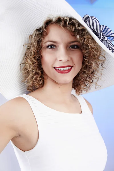 Sexig kvinna bär vit hatt — Stockfoto