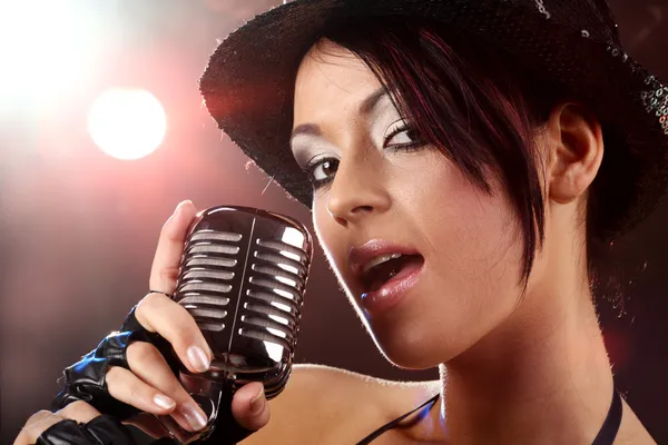 Sängerin mit dem Retro-Mikrofon — Stockfoto