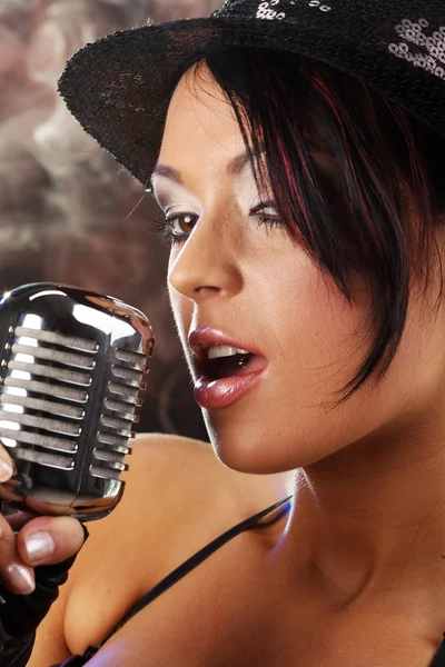 Mulher cantora com o microfone retro — Fotografia de Stock