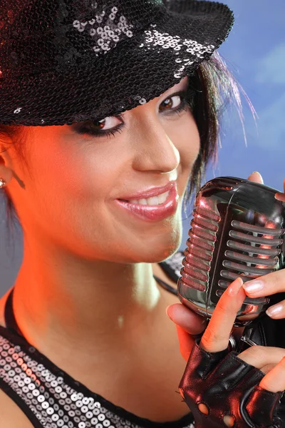Singer with the retro microphone — Stock Photo, Image