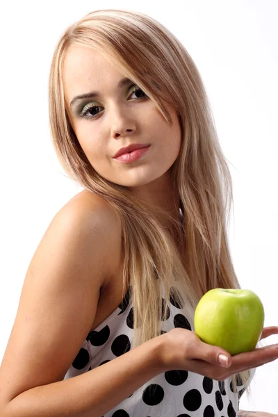 Молодая счастливая улыбающаяся женщина с яблоком, — стоковое фото