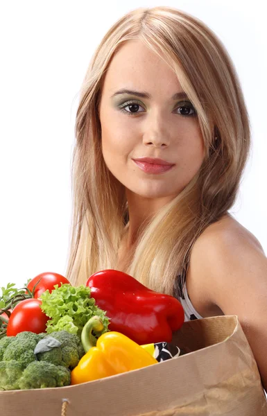 Женщина держит свежие овощи — стоковое фото