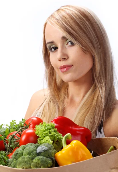 Frau mit frischem Gemüse — Stockfoto