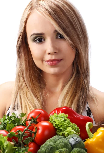 Женщина держит свежие овощи — стоковое фото