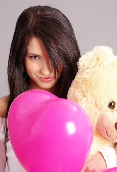 Vacker flicka med rosa ballonger — Stockfoto