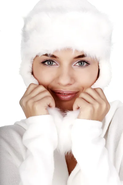 Зимний портрет улыбающейся женщины — стоковое фото