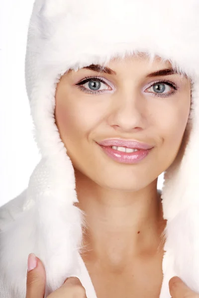 Зимовий портрет усміхненої жінки — стокове фото