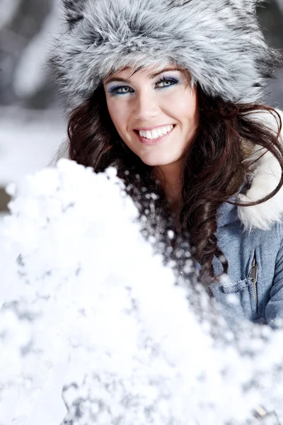 Mooie vrouw spelen met sneeuw — Stockfoto