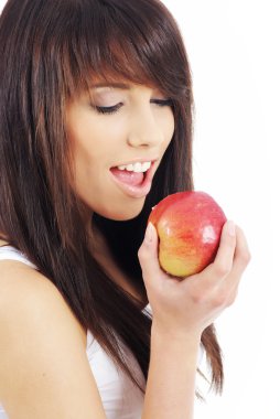 Kırmızı elma yiyen kadın.
