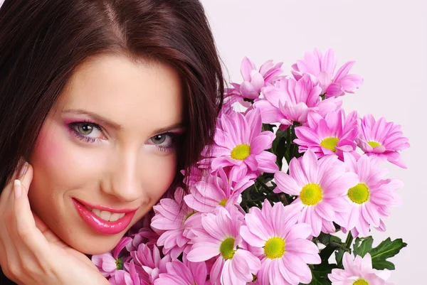 Vrouw gezicht met bloemen — Stockfoto