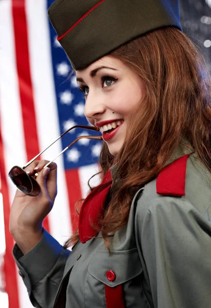 Szexuális pinup nő a katonai ruházat — Stock Fotó