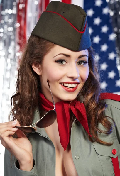 Sexuella pinup kvinna i militärkläder — Stockfoto