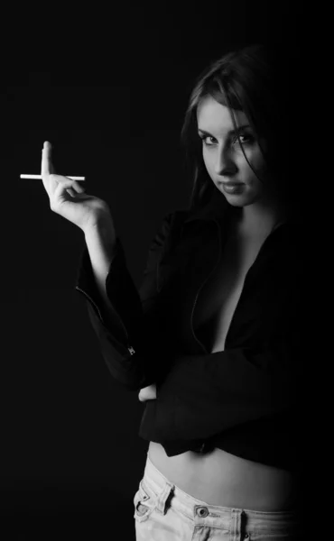 Potret gadis muda dengan sebatang rokok — Stok Foto