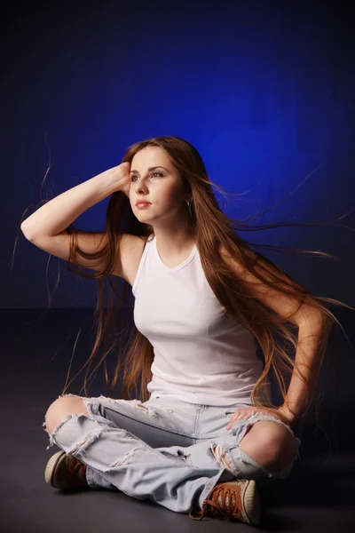 Jong meisje met lange haren — Stockfoto