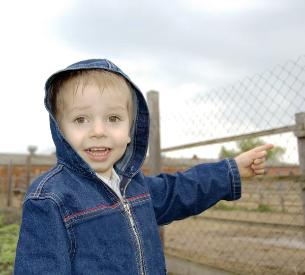 Хлопчик з пролонгованою рукою — стокове фото