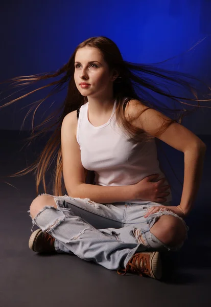 Menina jovem com cabelos longos — Fotografia de Stock