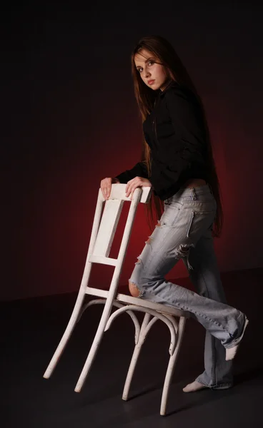 Jente med stol – stockfoto