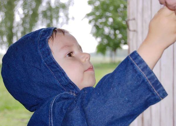 Niño con una mano de prolate —  Fotos de Stock