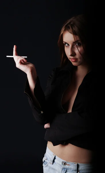 담배와 젊은 여자의 초상화 — 스톡 사진