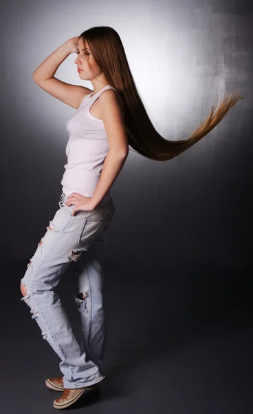 毛の飛行を持つ若い女の子 — ストック写真