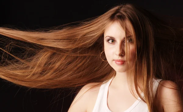 Portret van een jong meisje met chique haren — Stockfoto