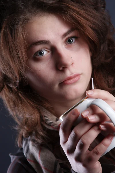 Porträtt av flicka med en kopp — Stockfoto