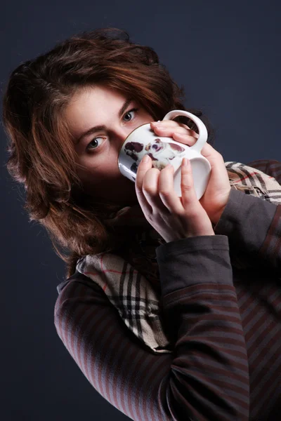 Bir kupa ile kız portresi — Stok fotoğraf