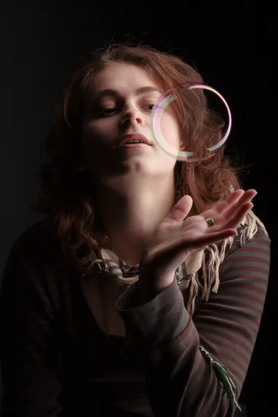Porträtt av ung flicka med en tvål-bubbl — Stockfoto