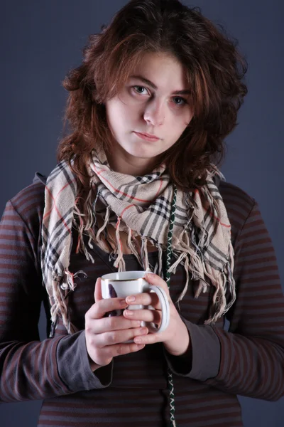 Portret van meisje met een kopje — Stockfoto