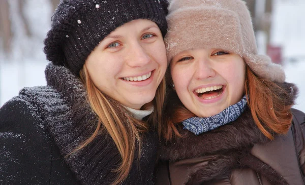 Δύο κορίτσια σε μια εποχή του χειμώνα — Φωτογραφία Αρχείου