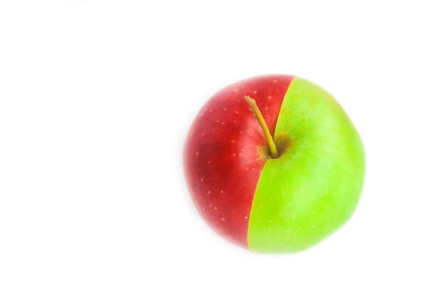 Ein rot-grüner Apfel — Stockfoto
