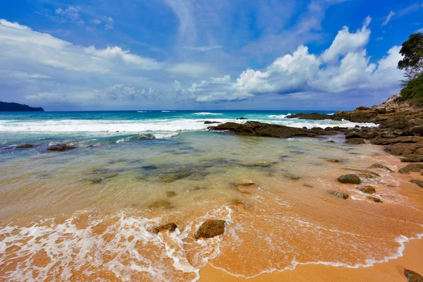 Stenen tropisch strand — Stockfoto